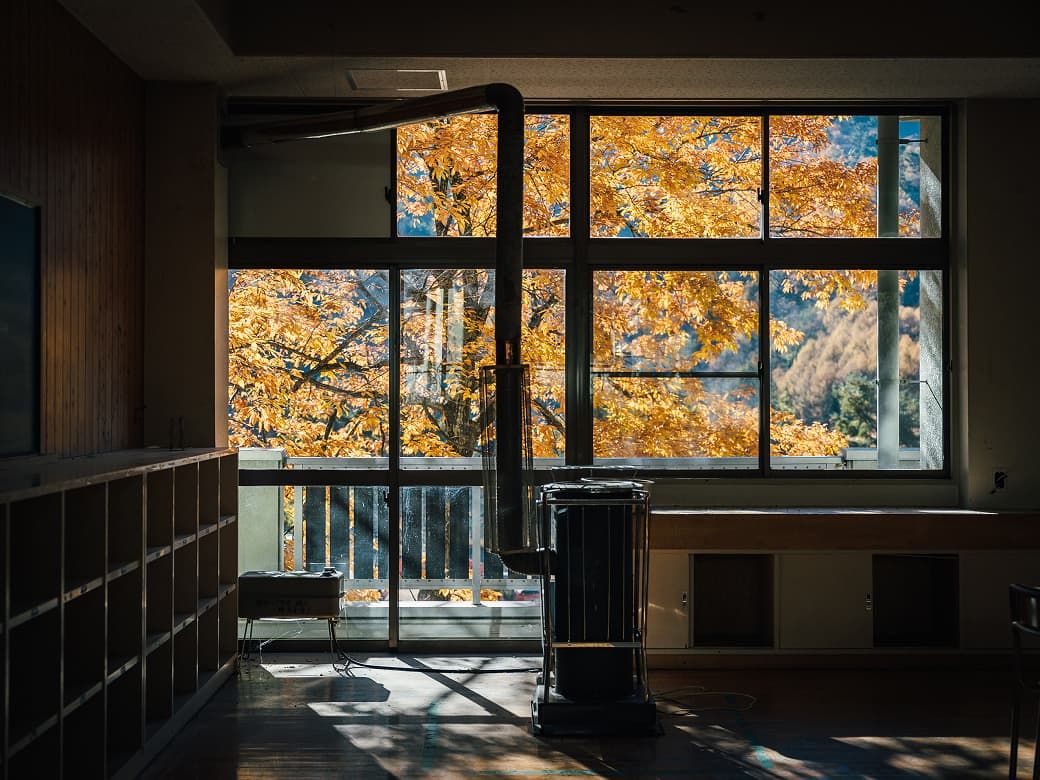 紅葉が見える校舎の窓